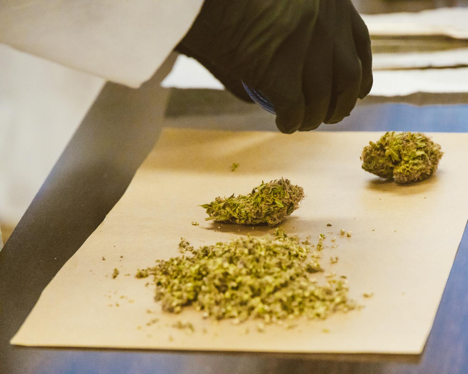 Caserta, arrestato 22enne con hashish, coltello e 1.300 euro in contanti