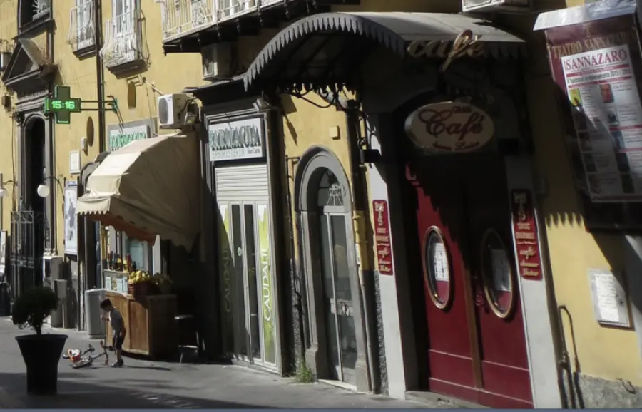 Incendio al teatro Sannazaro, la Regione Campania invia gazebi e volontari