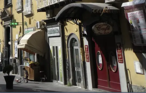 Incendio al teatro Sannazaro, la Regione Campania invia gazebi e volontari