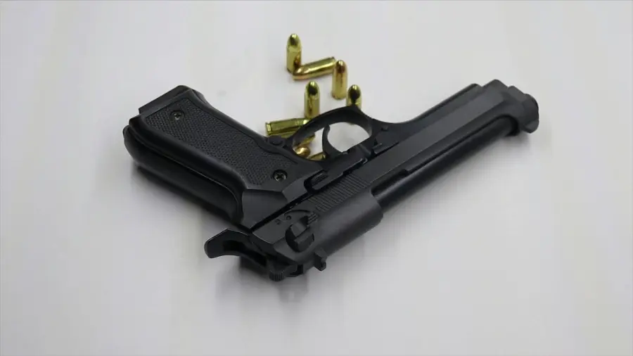 Casal di Principe, entra in un bar con una pistola clandestina: arrestato un 40enne
