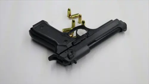 Casal di Principe, entra in un bar con una pistola clandestina: arrestato un 40enne