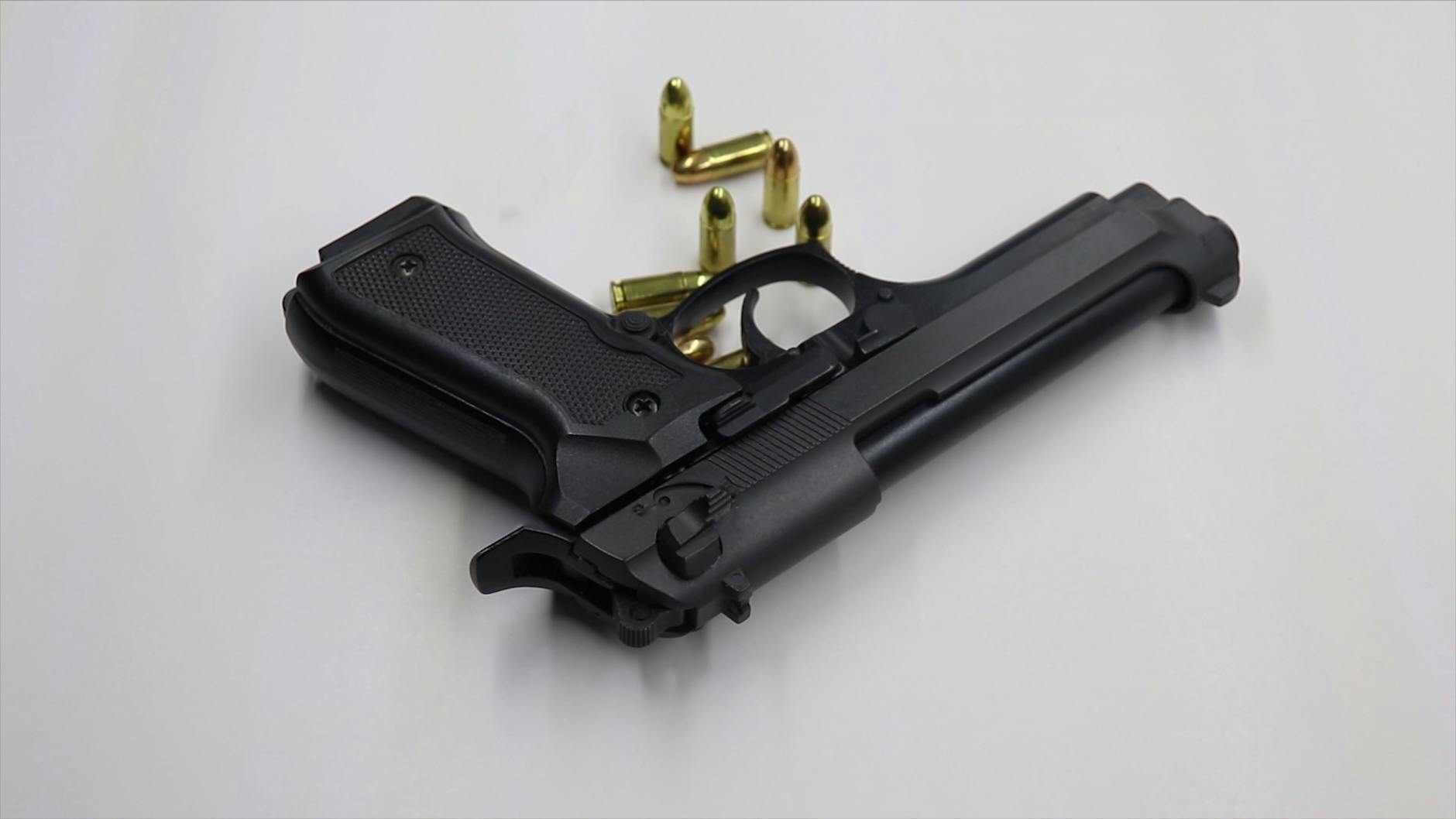 Casal di Principe, entra in un bar con una pistola clandestina: arrestato un 40enne