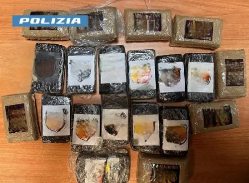 Melito di Napoli, sequestrati cocaina, marijuana e hashish in uno stabile di corso Europa
