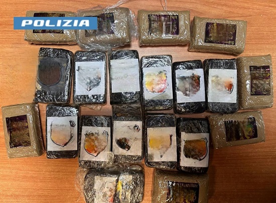 Melito di Napoli, sequestrati cocaina, marijuana e hashish in uno stabile di corso Europa